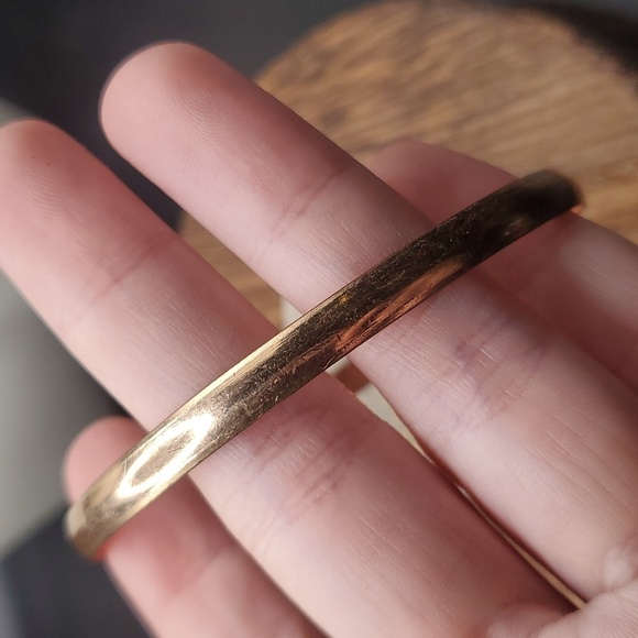 B2823 gold tone saucer bracelet - Picture 2 of 2